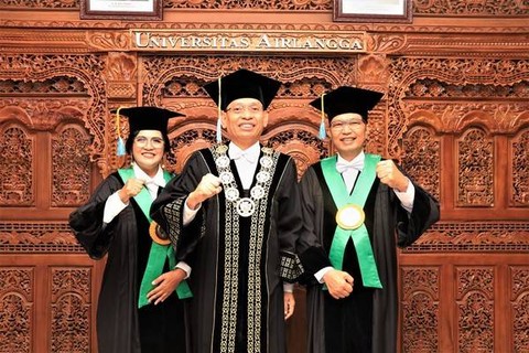Profesor pasangan suami istri (kiri dan kanan) dikukuhkan secara bersamaan sebagai guru besar FK Unair oleh Rektor Universitas Airlangga, Prof. DR. Mohammad Nasih, S.E. M.T., A.K (tengah). Foto: Istimewa