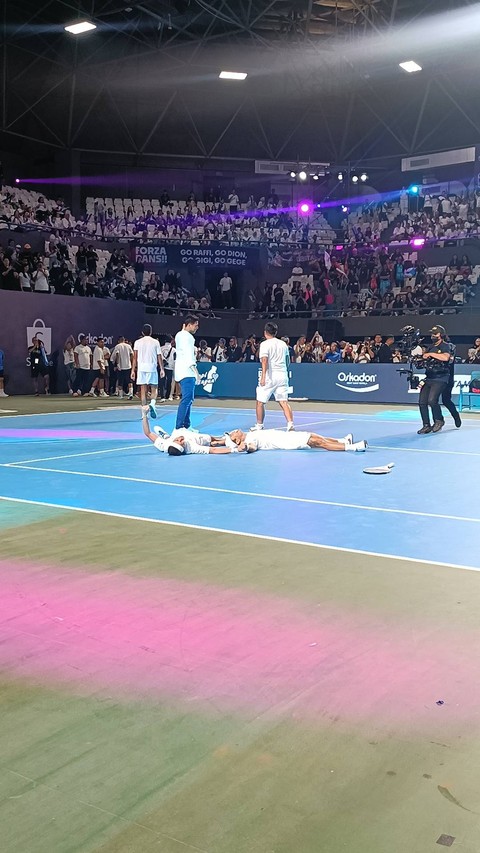 Raffi Ahmad dan Dion Wiyoko vs Desta dan Dikta di Lagi Lagi Tenis, Tennis Indoor Senayan, jakarta Pusat, jumat (23/6) Foto: Giovanni/kumparan