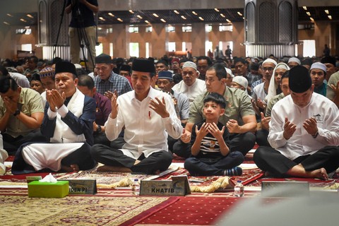 Presiden Joko Widodo bersama cucu pertamanya, Jan Ethes Srinarendra, melakukan salat Jumat berjemaah di Masjid Istiqlal, Jakarta, pada Jumat, 23 Juni 2023. Foto: Dok. BPMI Setpres