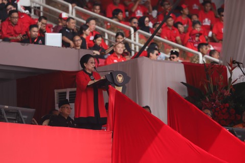 Ketum PDIP Megawati Soekarnoputri memberikan sambutan pada acara Bulan Bung Karno di GBK Sabtu 24/6.   Foto: Jamal Ramadhan/kumparan