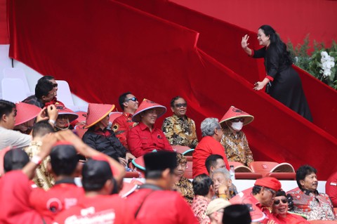 Ketua DPP Puan Maharani menyapa simpatisan PDIP pada acara Bulan Bung Karno di GBK Sabtu (24/6).   Foto: Jamal Ramadhan/kumparan