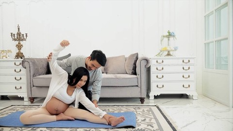 Ilustrasi Suami Temani Istri Lakukan Yoga Hamil. Foto: Shutterstock