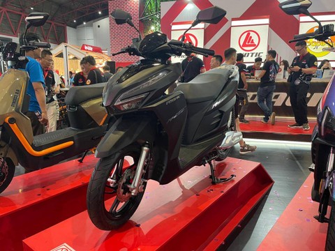 Motor listrik Pacific Whizz meluncur di Pekan Raya Jakarta 2023. Foto: Sena Pratama/kumparan