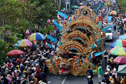 Peserta mengikuti karnaval Madiun Carnival-Harmony Budaya Nusantara di Kota Madiun, Jawa Timur, Sabtu (24/6/2023). Foto: ANTARA FOTO/Siswowidodo