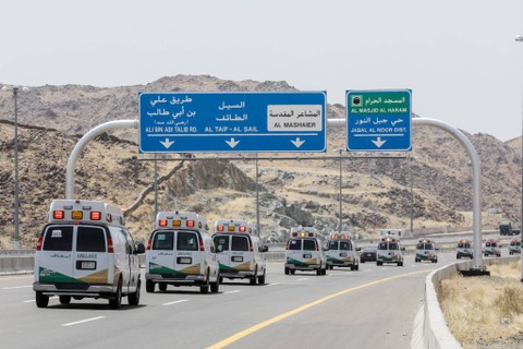 Konvoi ambulans membawa jemaah haji yang sakit dari Madinah menuju RS di Arafah, Makkah, Arab Saudi, Juni 2023. Foto: Twitter/@MakkahRegion