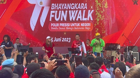 Kapolri Jenderal Listyo Sigit menyanyikan lagu Dewa 19- Separuh Nafas di Monas, Minggu (25/6/2023). Foto: Haya Syahira/kumparan