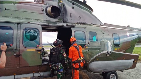 Tim SAR gabungan saat melakukan persiapan evakuasi di Bandara Wamena. Foto: Humas SAR Jayapura