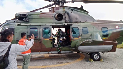 Tim SAR gabungan saat melakukan persiapan evakuasi di Bandara Wamena. Foto: Humas SAR Jayapura