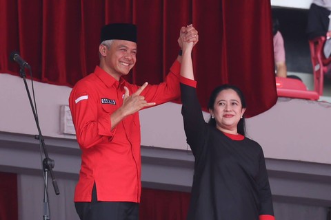 Bakal calon presiden PDIP Ganjar Pranowo bersama Puan Maharani dalam peringatan Bulan Bung Karno yang digelar PDIP di Stadion Utama Gelora Bung Karno (SUGBK), Senayan, Jakarta, Sabtu (24/6/2023). Foto: Dok. Istimewa