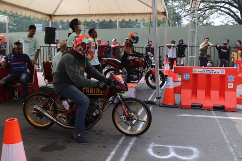 Sejumlah peserta memacu kecepatan sepeda motornya dalam Street Race Polda Metro Jaya di Jalan Benyamin Sueb, Kemayoran, Jakarta, Minggu (25/6/2023). Foto: Dicky Adam Sidiq/kumparan