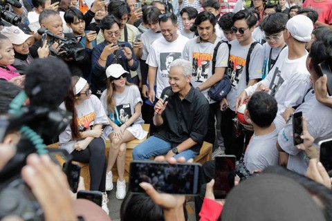 Artis dan influencer saat berdialog dengan Ganjar Pranowo membahas industri kreatif. Foto: Dok. Istimewa