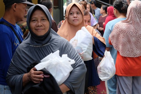 Warga Tambora, Jakarta Barat yang mengikuti bazar sembako murah yang diadakan Sahabat Sandi Uno. Foto: Dok. Istimewa