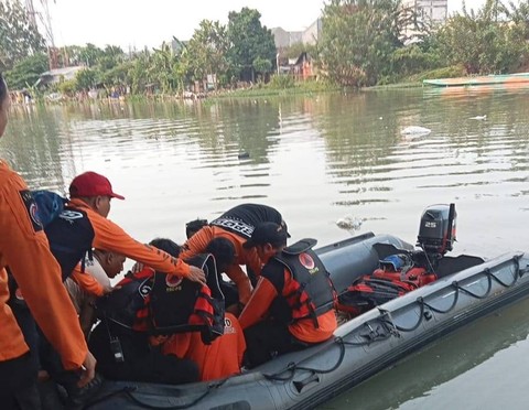 BPBD Surabaya cari 2 anak tenggelam di Sungai Rolak Gunungsari, Surabaya.  Foto: Dok BPBD Surabaya