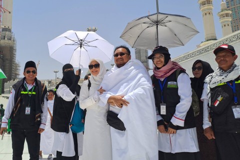 Menteri Agama Yaqut Cholil Qoumas (tengah) berjalan keluar Masjidil Haram usai melaksanakan umrah wajib di Makkah, Arab Saudi, Minggu (25/6/2023). Foto: ANTARA FOTO/Wahyu Putro A