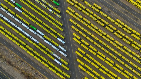 Sebagian bus pengangkut jemaah haji dari Makkah ke Mina pada hari dimulainya puncak haji (Hari Tarwiyah 8 Zulhijah 1444 H/26 Juni 2023). Foto: Twitter/@makkahregion