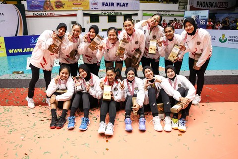 Sejumlah pebola voli putri Indonesia berpose dengan medali yang diraihnya usai kalah dari Vietnam pada pertandingan final Asian Volleyball Confederation (AVC) Challenge Cup 2023 di GOR Tri Dharma, Gresik, Jawa Timur, Minggu (25/6/2023). Foto: Rizal Hanafi/Antara Foto