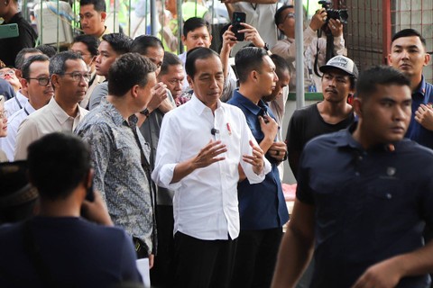 Presiden Jokowi dan Pj Gubernur DKI Heru Budi meninjau Pasar Palmerah, Senin (26/6/2023). Foto: Dicky Adam Sidiq/kumparan