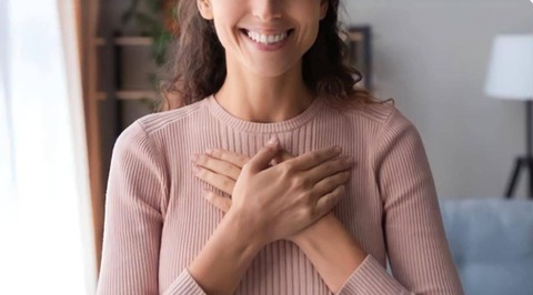 Ilustrasi close focus on happy sincere female. Sumber: Shutterstock