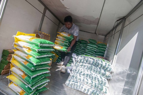 Petugas menyiapkan kebutuhan pokok pangan beras saat Gerakan Pangan Murah di Klaten, Jawa Tengah, Senin (26/6/2023). Foto: ANTARA FOTO/Aloysius Jarot Nugroho