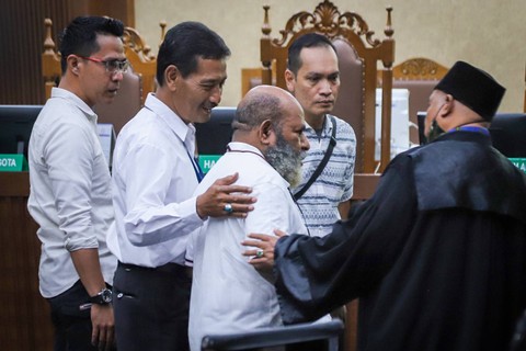 Terdakwa kasus dugaan suap dan gratifikasi terkait proyek infrastruktur Provinsi Papua Lukas Enembe menghadiri sidang dengan agenda mendengarkan putusan sela di Pengadilan Tipikor, Jakarta, Senin (26/6/2023). Foto: Dicky Adam Sidiq/kumparan