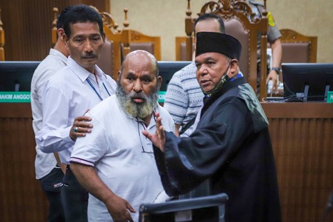 Terdakwa kasus dugaan suap dan gratifikasi terkait proyek infrastruktur Provinsi Papua Lukas Enembe menghadiri sidang dengan agenda mendengarkan putusan sela di Pengadilan Tipikor, Jakarta, Senin (26/6/2023). Foto: Dicky Adam Sidiq/kumparan