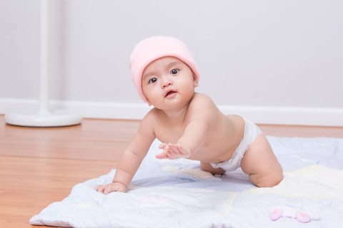 Ilustrasi bayi merangkak dengan popok yang nyaman. Foto: Chakkaphong Nutalay/Shutterstock Foto: Shutterstock