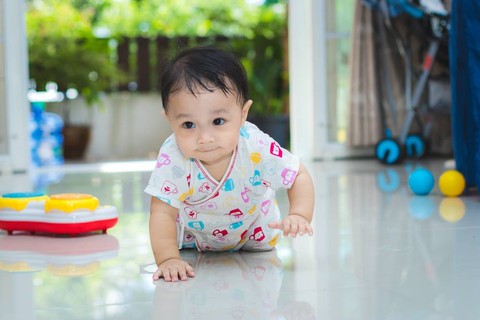 Ilustrasi bayi yang merangkak di permukaan yang aman. Foto: Photo by MHIN/Shutterstock Foto: Shutterstock