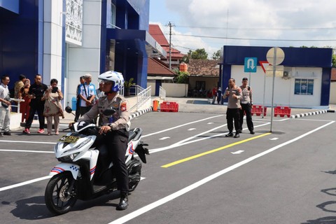 Simulasi ujian praktik SIM C dengan konsep baru di Polres Bantul, Senin (26/6).  Foto: Dok. Istimewa