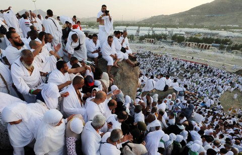Jemaah haji berkumpul di Bukit Rahmah di dataran Arafah selama ibadah haji tahunan, di luar kota suci Makkah, Arab Saudi, Selasa (27/6/2023). Foto: Mohamed Abd El Ghany/REUTERS