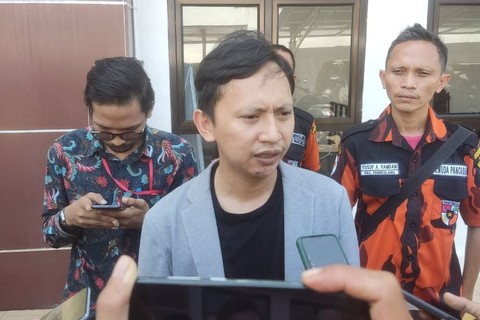 Kakak korban kasus revenge porn, Iman Zanatul Haeri (tengah). Foto: kumparan