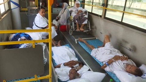 Jemaah haji Indonesia yang sakit diberangkatkan ke Arafah untuk mengikuti Safari Wukuf. Foto: Kemenag
