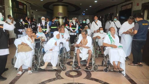 Jemaah haji Indonesia yang sakit diberangkatkan ke Arafah untuk mengikuti Safari Wukuf. Foto: Kemenag
