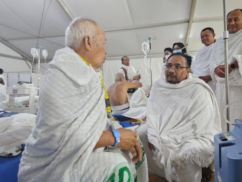 Menag Yaqut Cholil Qoumas mengecek Klinik Kesehatan Haji Indonesia (KKHI) di Arafah. Dok. MCH 2023 Foto: Dok. MCH 2023