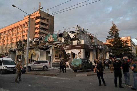 Restoran di Kramatorsk, Ukraina timur, rusak akibat dihantam roket Rusia, Selasa (27/6). Foto: AFP/Genya Savilov