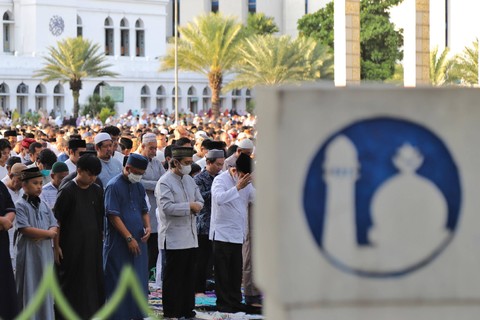 Umat muslim mengikuti sholat Idul Adha di Masjid Al-Azhar, Jakarta, Rabu (28/6/2023). Foto: Jamal Ramadhan/kumparan