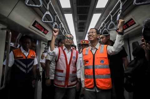 Menteri Perhubungan Budi Karya Sumadi dan Pj. Gubernur DKI Jakarta Heru Budi Hartono Meninjau LRT Jabodebek di Stasiun LRT Dukuh Atas, Jakarta Selatan, Rabu (28/6/2023). Foto: Jamal Ramadhan/kumparan