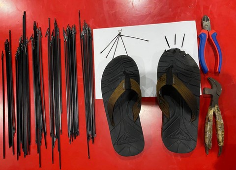 Barang bukti milik FN (41) warga Krembangan, Surabaya, pelaku Sendal Ranjau Paku' di Surabaya. Foto: Humas Polrestabes Surabaya