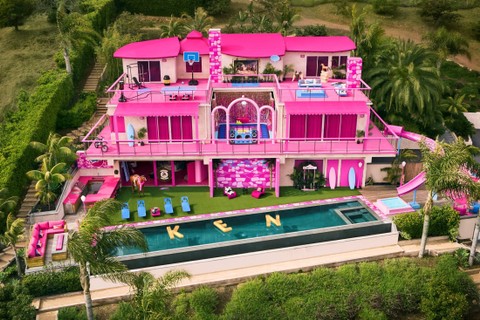 Barbie Malibu Dreamhouse bertema Ken yang terletak di tepi pantai Malibu, California. Foto: Airbnb/Handout via REUTERS