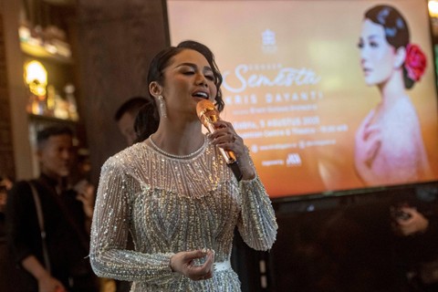 Penyanyi Kris Dayanti tampil pada acara Jelang Konser Semesta Kris Dayanti bersama Erwin Gutawa Orchestra di Jakarta, Rabu (28/6/2023). Foto: Muhammad Adimaja/ANTARA FOTO