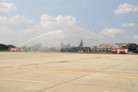 Pesawat C-130J Super Hercules yang dipesan Kementerian Pertahanan Republik Indonesia, telah mendarat dengan selamat di Lanud Halim Perdanakusuma, Jakarta, Rabu (28/6/2023). Foto: Instagram/@militer.udara