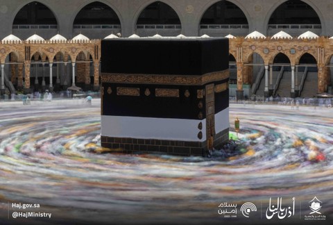 Jemaah haji melakukan Tawaf Ifadah pada Rabu, 28 Juni 2023 (10 Zulhijah 1444 H). Mereka membawa payung warna-warni untuk melindungi diri dari teriknya mentari. Foto: Twitter/@HajMinistry