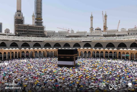 Jemaah haji melakukan Tawaf Ifadah pada Rabu, 28 Juni 2023 (10 Zulhijah 1444 H). Mereka membawa payung warna-warni untuk melindungi diri dari teriknya mentari. Foto: Twitter/@HajMinistry