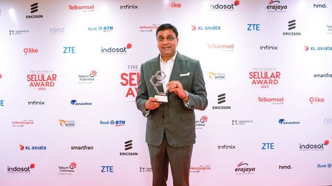 Vikram Sinha, CEO Indosat Ooredoo Hutchison (kanan) menerima penghargaan CEO of the Year pada Selular Award 2023.