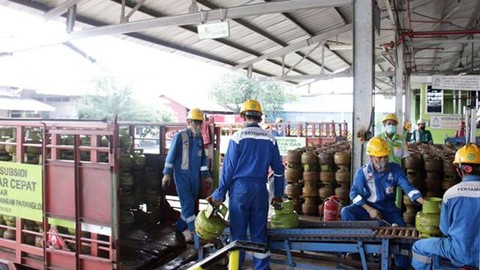 Petugas Pertamina melakukan bongkar muat tabung gas LPG 3 Kg.