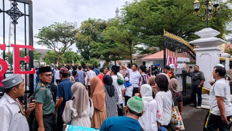 Suasana Gedung Agung, Yogyakarta, Kamis (29/6). Masyarakat antusias salat Idul Adha bersama Presiden Jokowi Foto: Arfiansyah Panji Purnandaru/kumparan
