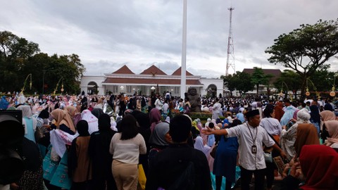 Suasana Gedung Agung, Yogyakarta, Kamis (29/6). Masyarakat antusias salat Idul Adha bersama Presiden Jokowi Foto: Arfiansyah Panji Purnandaru/kumparan