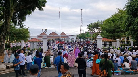 Masyarakat mengikuti Salat Idul Adha di Gedung Agung Yogyakarta. Presiden Jokowi juga mengikuti salat id di lokasi tersebut, Kamis (29/6).  Foto: Arfiansyah Panji Purnandaru/kumparan