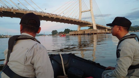 Bakamla cari pria yang loncat ke laut dari Jembatan Bahteramas Kendari Foto: Humas Bakamla RI