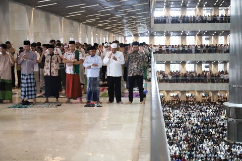 Sejumlah warga mengikuti salat Idul Adha di Masjid Istiqlal, Jakarta, Kamis (29/6/2023).  Foto: Fitra Andrianto/kumparan