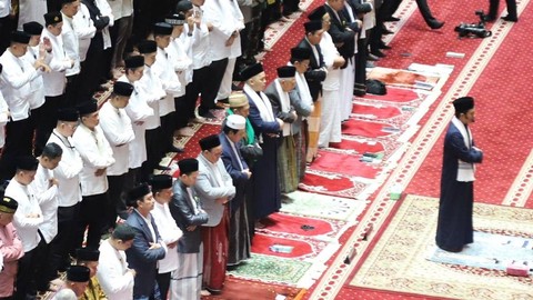 Wakil Presiden Ma'ruf Amin (tengah) mengikuti salat Idul Adha 1444 H di Masjid Istiqlal, Jakarta, Kamis (29/6/2023). Foto: Fitra Andrianto/kumparan